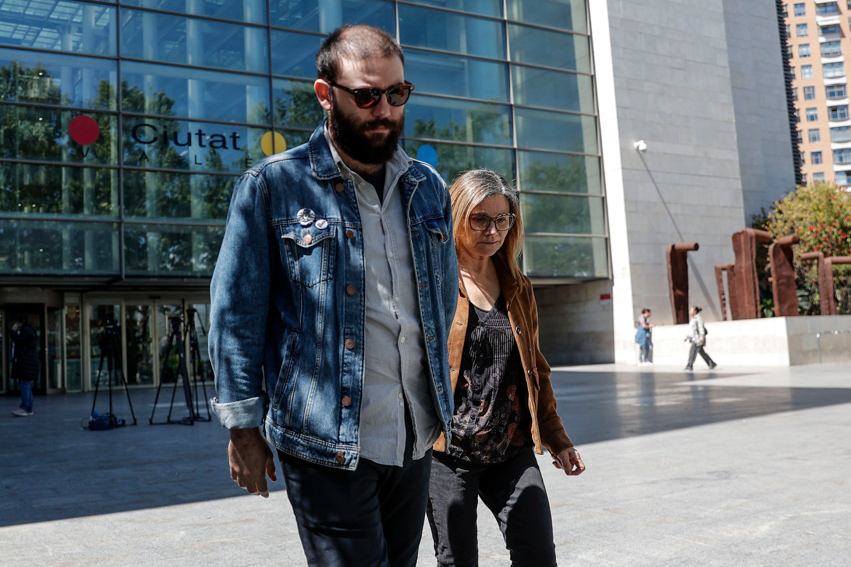 María Ángeles Martínez, vecina de Paiporta y cuyo marido fue una de las víctimas mortales de la DANA del 29 de octubre, y su hijo, tras declarar como testigos ante la titular del Juzgado de Primera Instancia e Instrucción número 3 de Catarroja