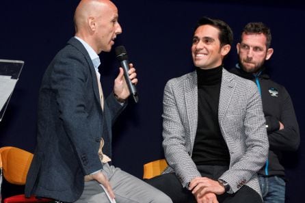 Alberto Contador (d), ganador de dos Tour de Francia, dos Giros de Italia y tres Vueltas a España, y el conocido locutor de carreras ciclistas, Juan Mari Guajardo (i), durante la puesta de largo de la temporada de la Fundación de Contador y los tres equip