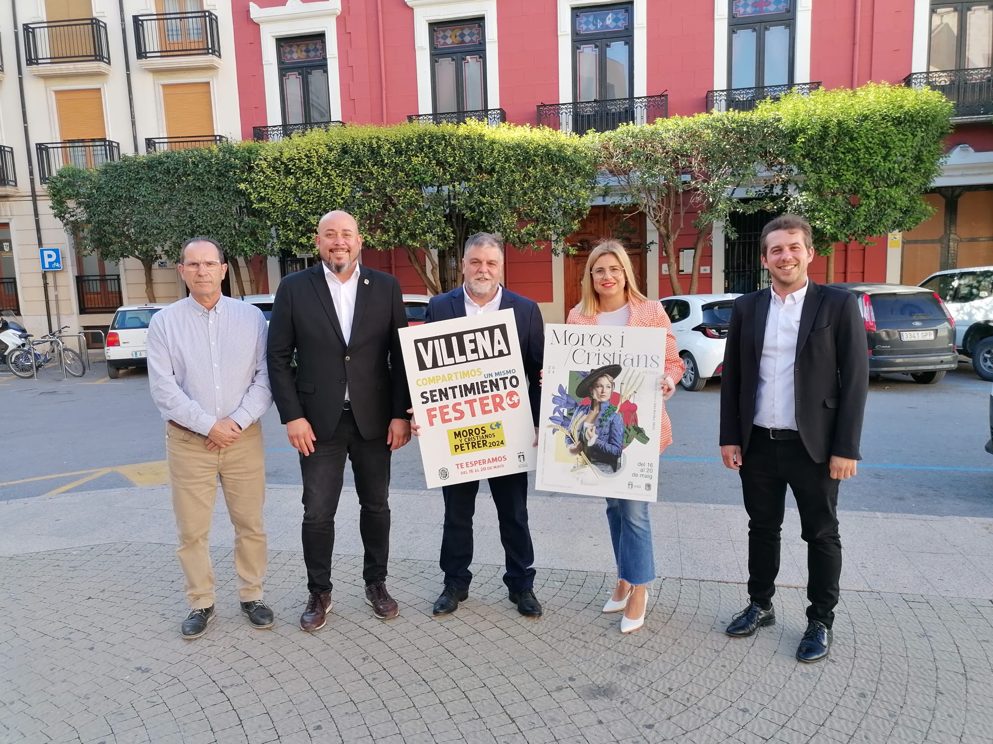 Momento del encuentro, en la Plaza de Santiago de Villena