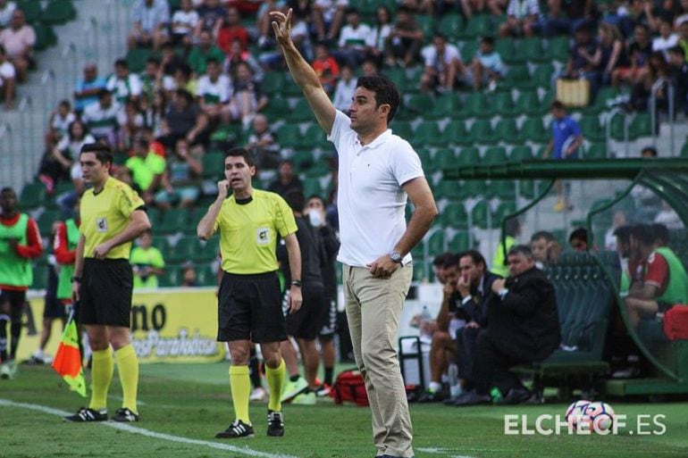 Toril dirigiendo a su equipo en un partido en el Martínez Valero