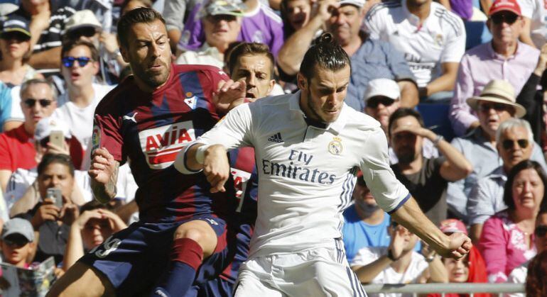 Gareth Bale pelea un balón con Antonio Luna en el partido de la séptima jornada de Liga en el Bernabéu.