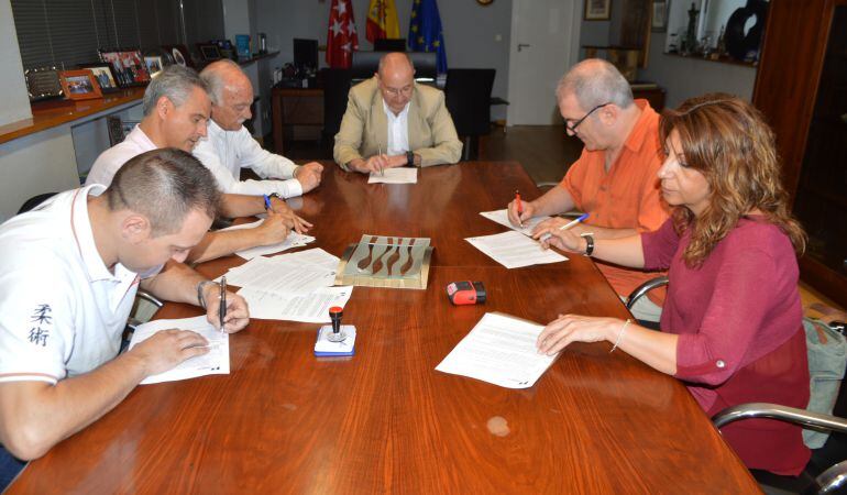 El alcalde ha firmado nueve convenios con los sindicatos para fijar las condiciones laborales de los empleados