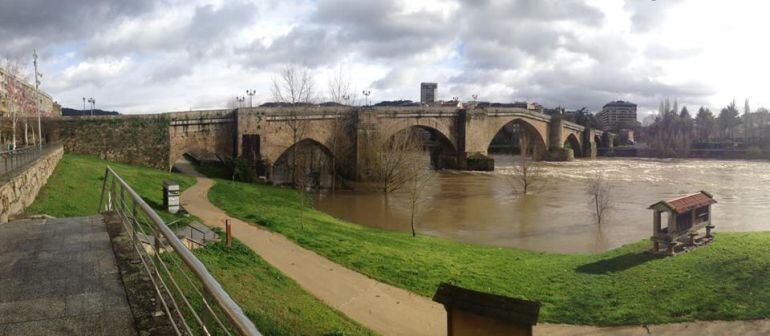 La obra repasa todas las etapas del Puente Romano de Ourense