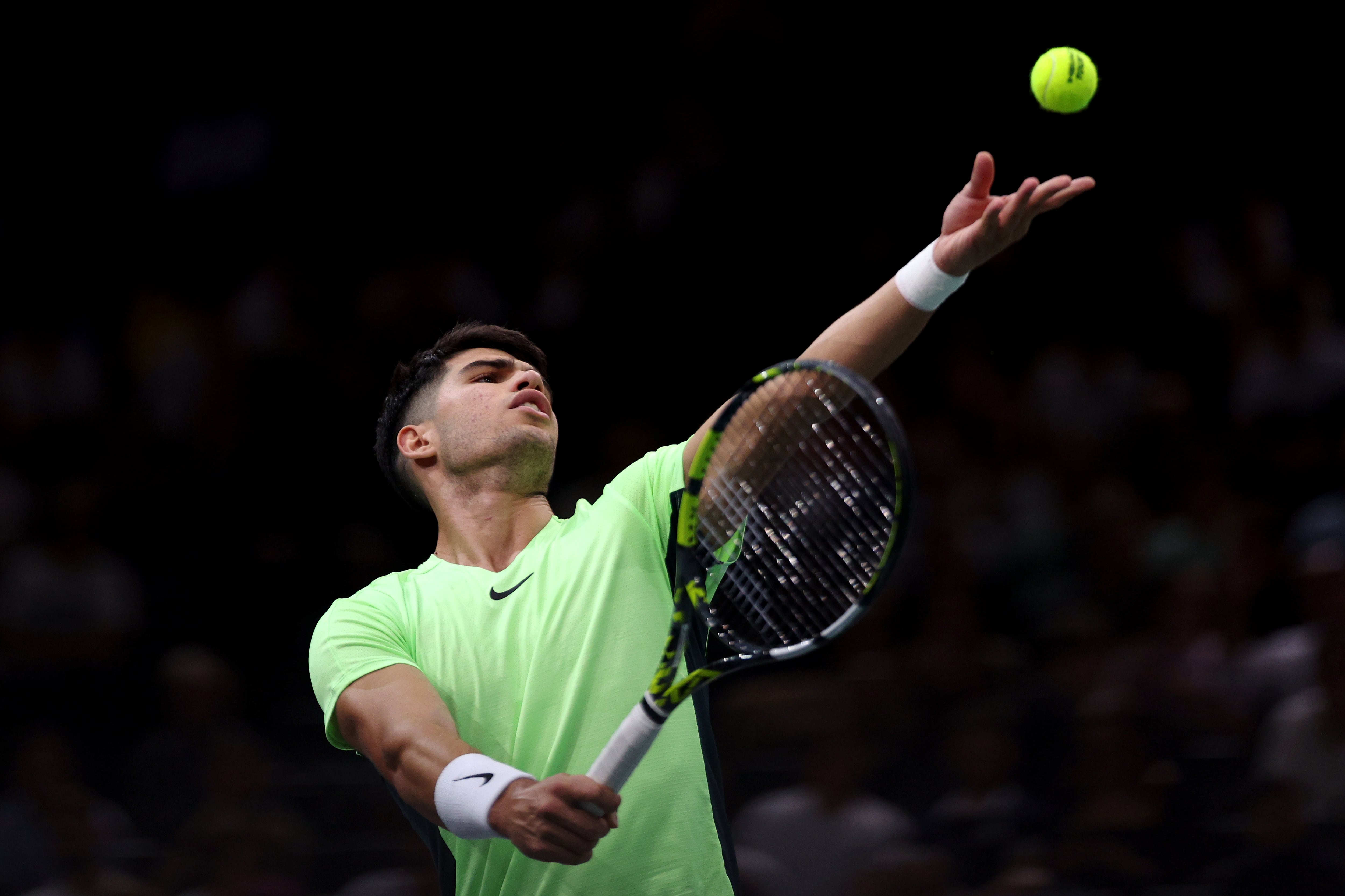 Carlos Alcaraz, en el partido inaugural del Masters 1000 de París. (Photo by Dean Mouhtaropoulos/Getty Images)