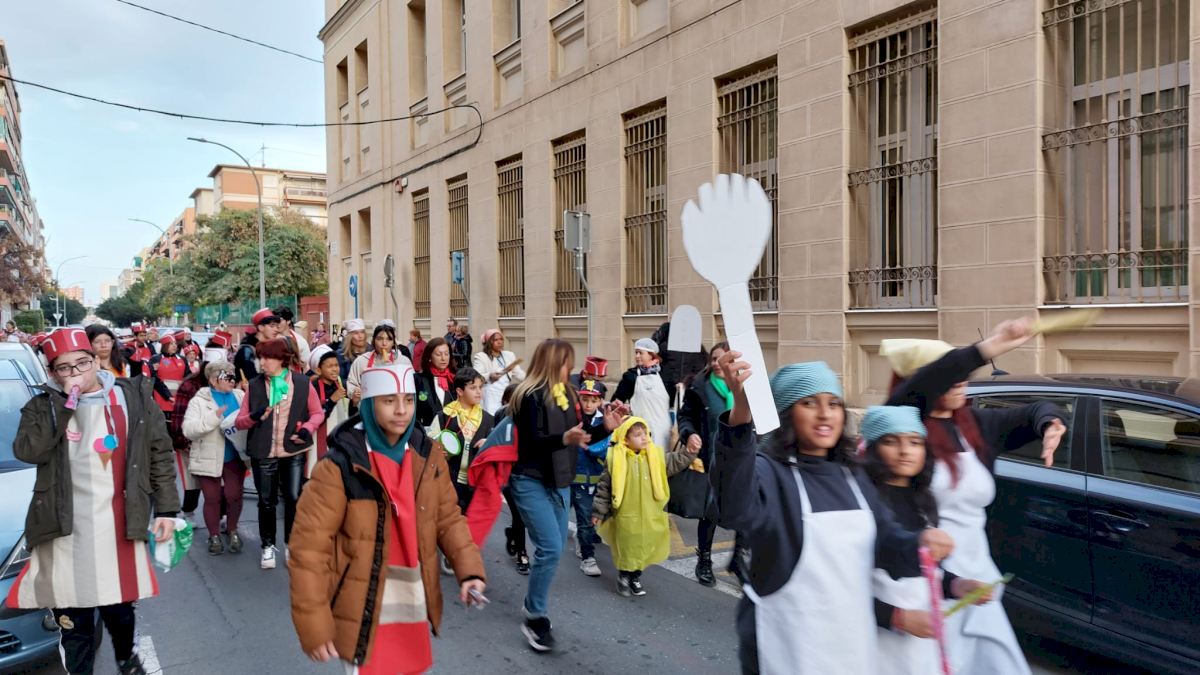 Imagen de archivo de un pasacalles de Carnaval por las calles de Alicante