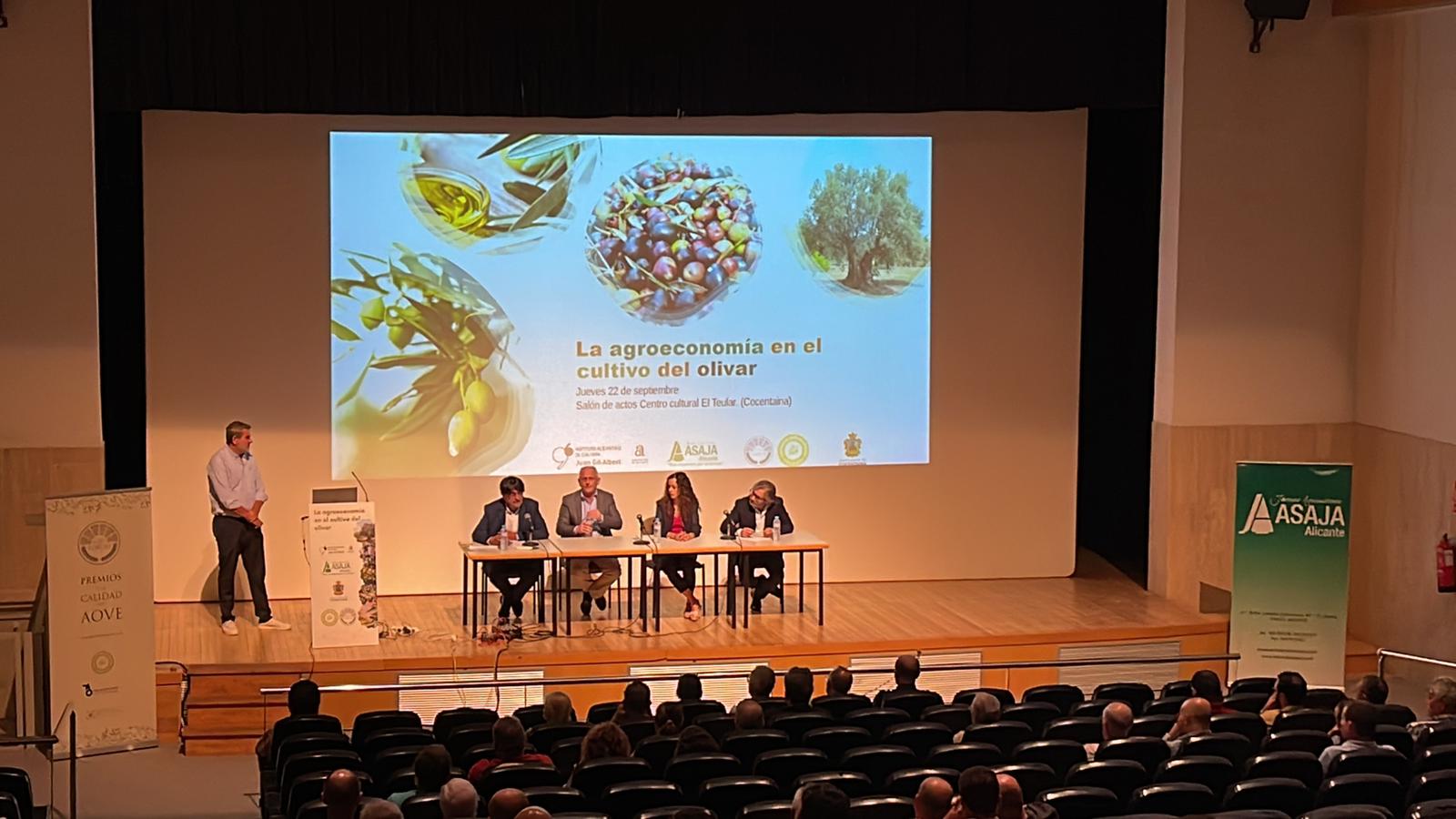 La asociación Olis d&#039;Alacant se dio a conocer en la inauguración de la jornada sobre &quot;La agroeconomía en el cutivo del olivar&quot; en Cocentaina.