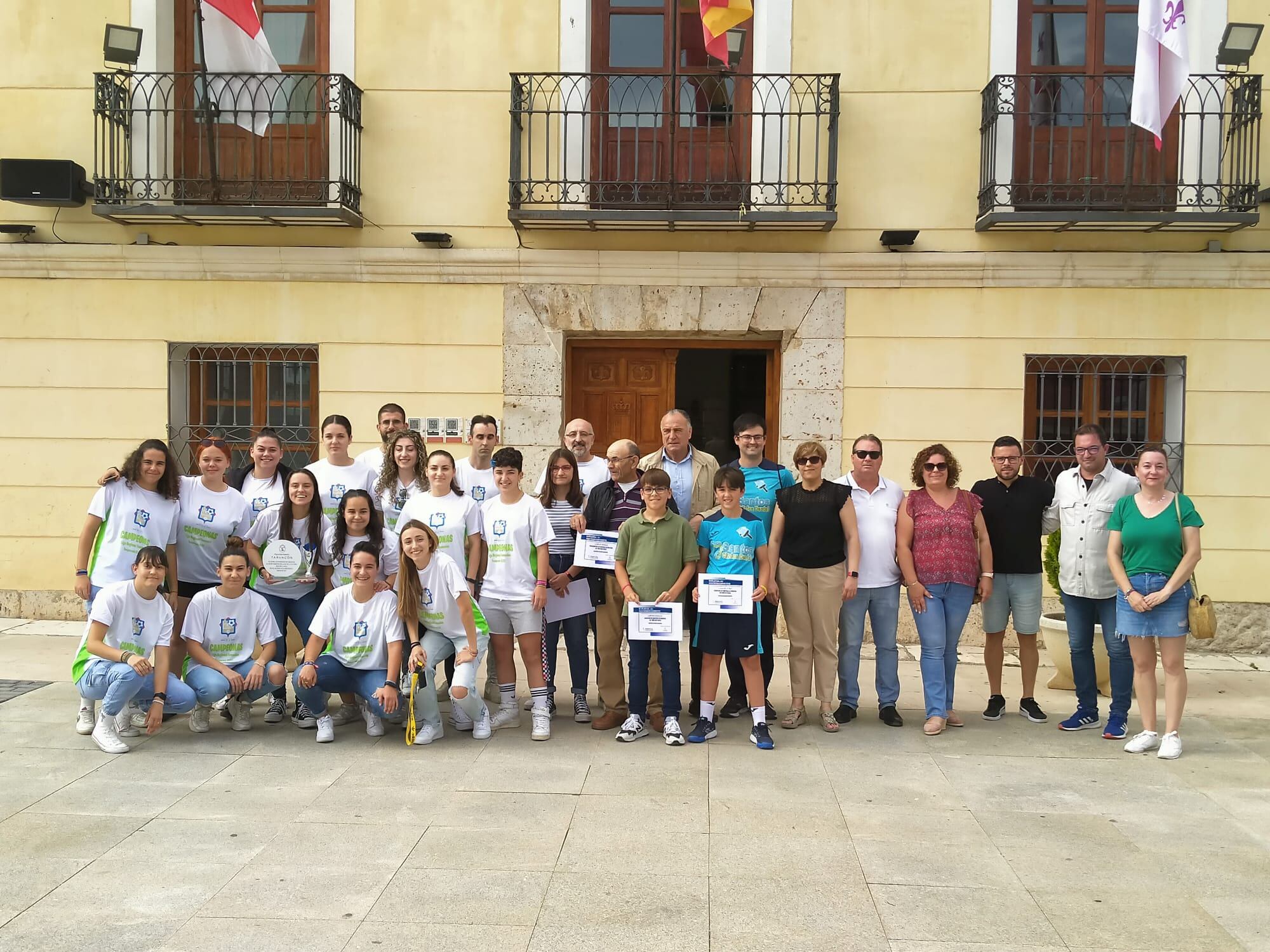 El Ayuntamiento de Tarancón reconoce a los deportistas locales por sus éxitos en futbol femenino, tiro con arco, tenis de mesa y ciclismo adaptado.