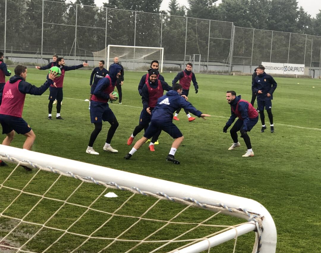 La plantilla del Real Zaragoza ha preparado esta mañana la visita a La Coruña con la lluvia como protagonista
