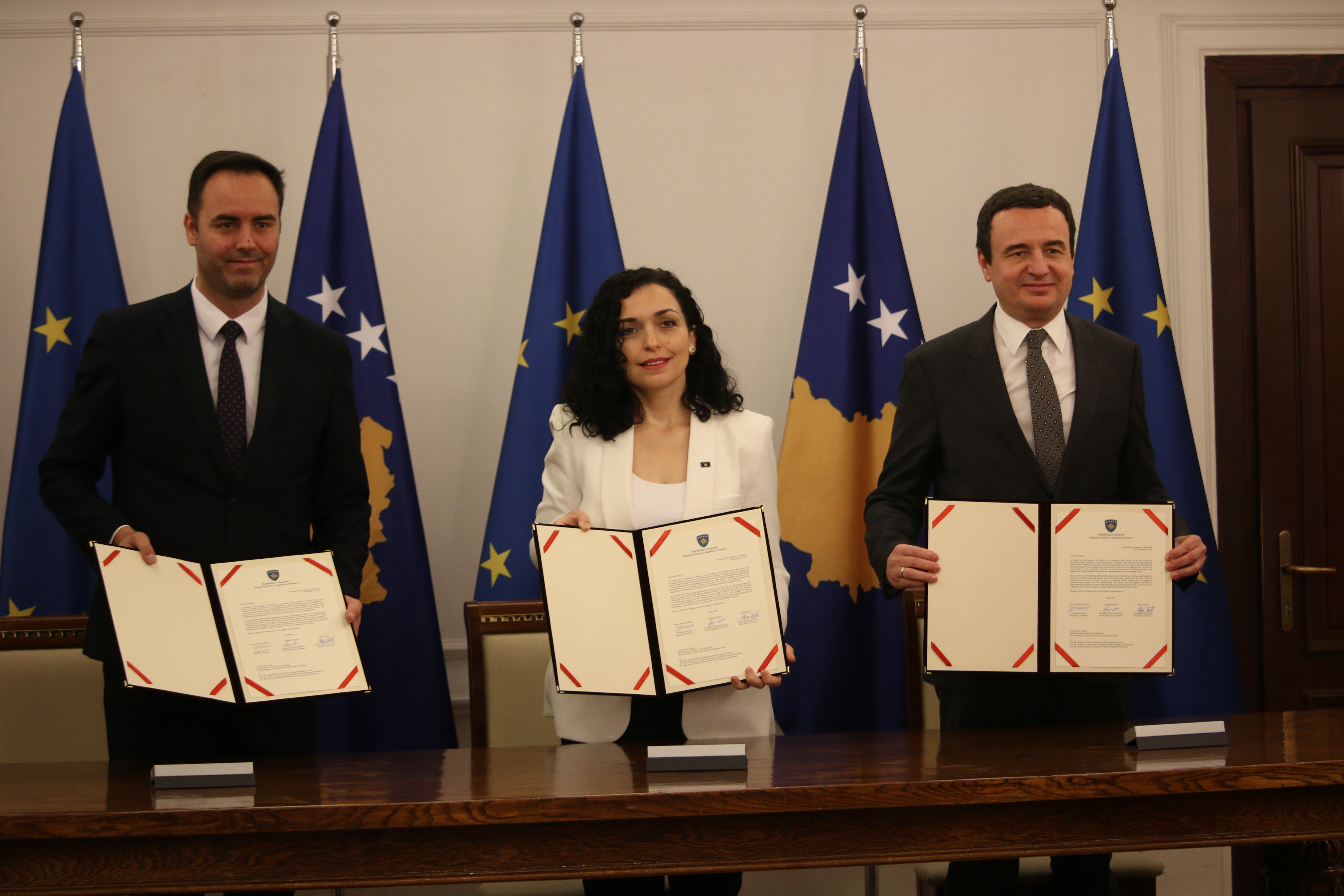 Las autoridades de Kosovo firman la petición para su ingreso en la UE