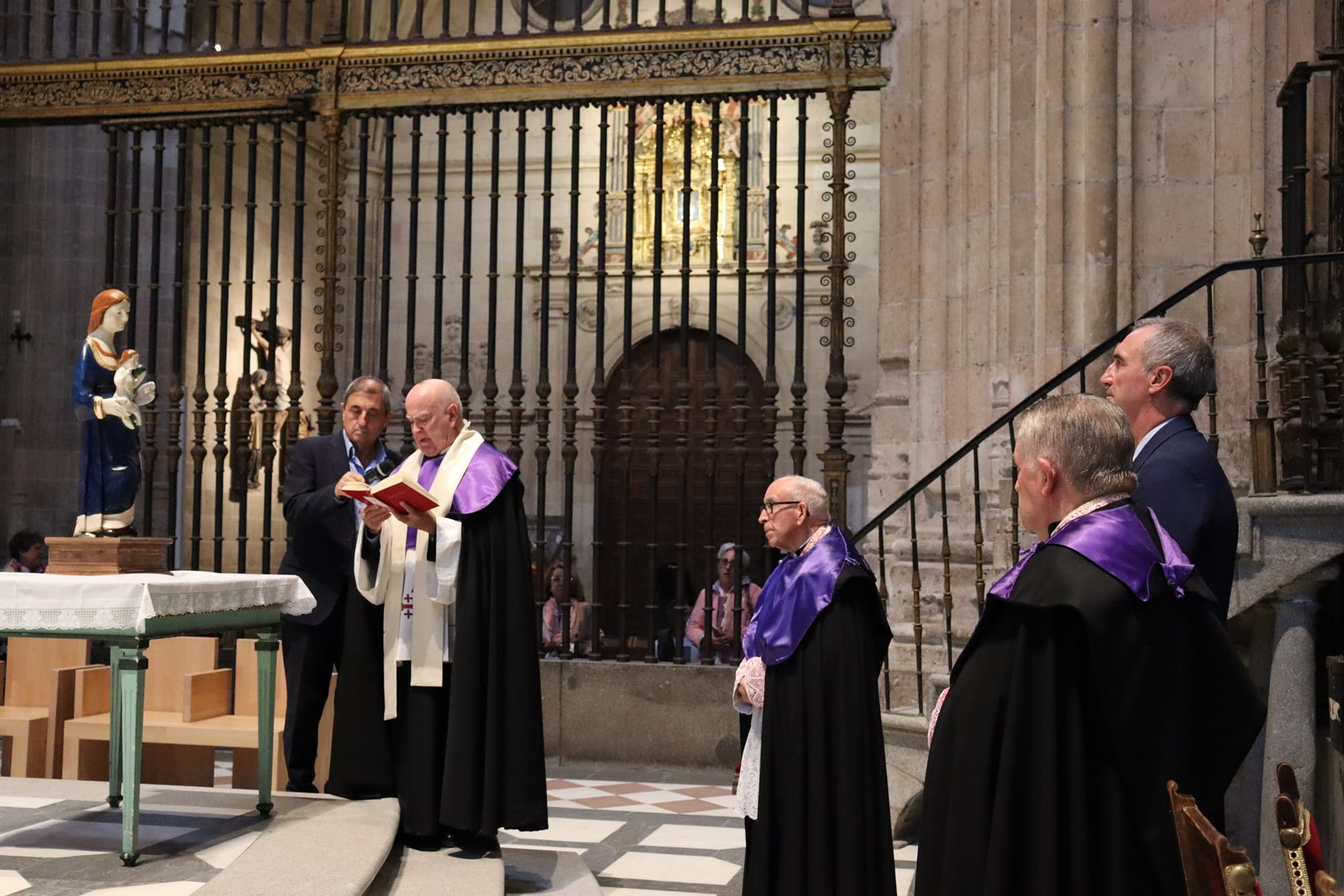 El rector de la IE Universidad Salvador Carmona ha entregado una reproducción de la imagen de la Virgen realizada en 3D