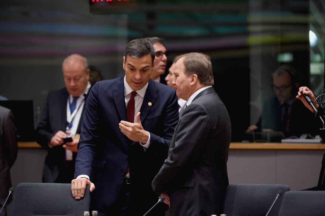 El presidente Pedro Sánchez habla con Stefan Lofven, primer ministro de Suecia, durante le Cumbre de Bruselas