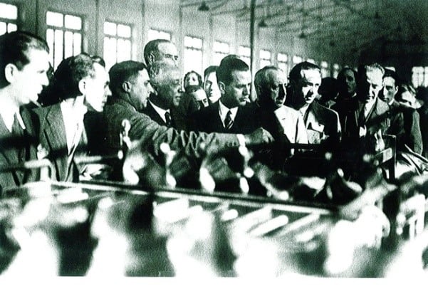 El presidente Niceto Alcalá Zamora interesándose por el proceso de fabricación en la fábrica de Rivas Rubio, 1932.