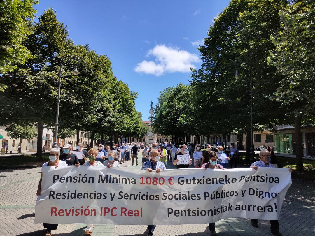 Pensionistas a su paso por el Paseo Sarasate.