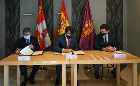 De izda a dcha: César Rico, presidente de la Diputación de Burgos, Juan Carlos Suárez-Quiñones, Consejero de Fomento de la Junta de Castilla y León y Miguel Mediavilla, alcalde de Villasandino