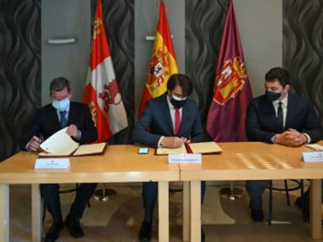 De izda a dcha: César Rico, presidente de la Diputación de Burgos, Juan Carlos Suárez-Quiñones, Consejero de Fomento de la Junta de Castilla y León y Miguel Mediavilla, alcalde de Villasandino