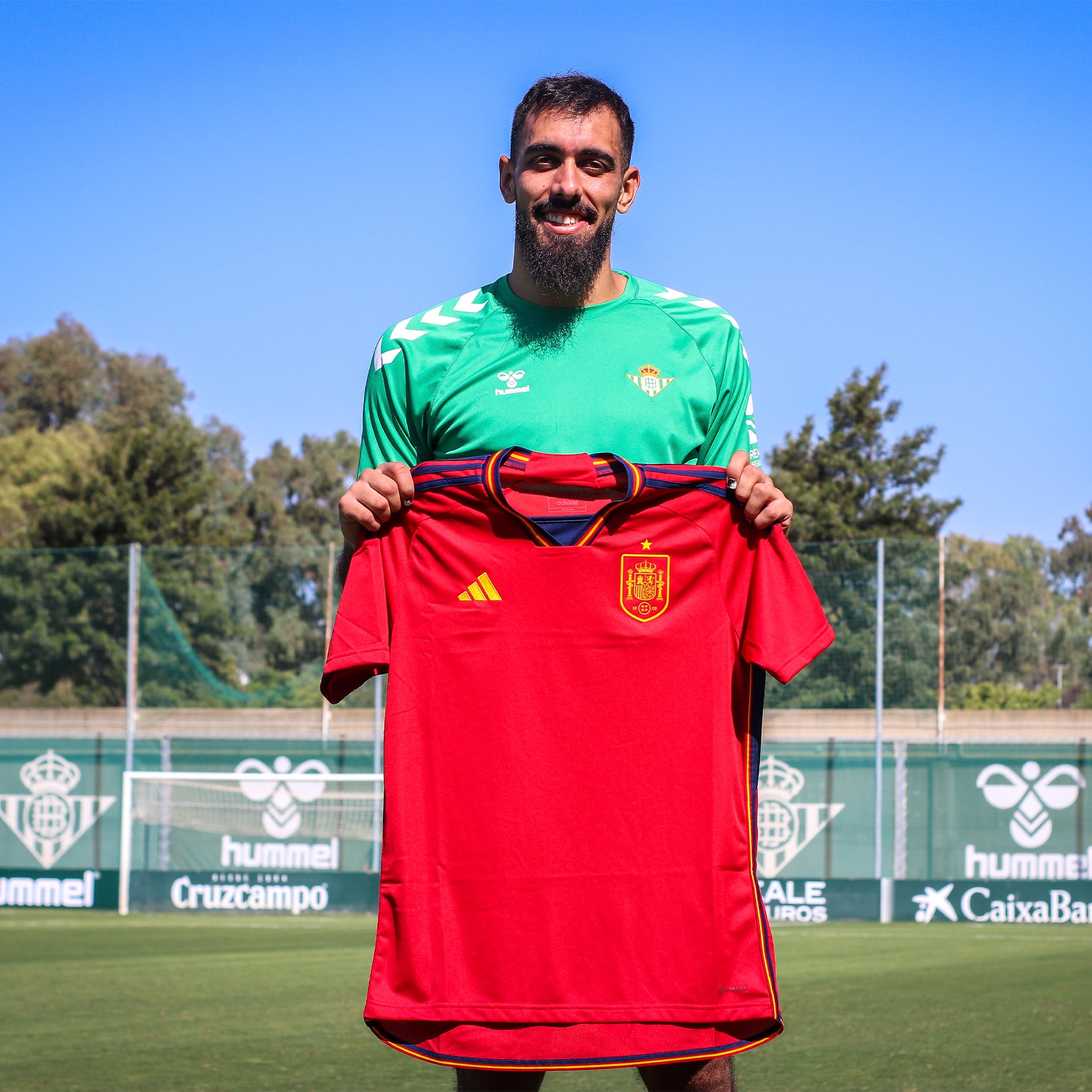 Borja Iglesias posa con la camiseta de la Selección Española, tras su primera convocatoria como internacional