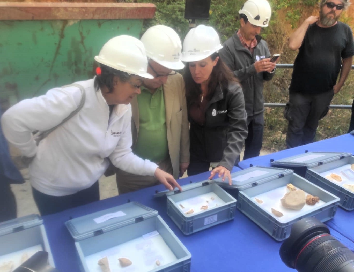 Gonzalo Santonja, consejero de Cultura de la Junta de Castilla y León, atento a las explicaciones de Marina Mosquera y María Martinón, co-directoras de Atapuerca. / Foto: Radio Castilla