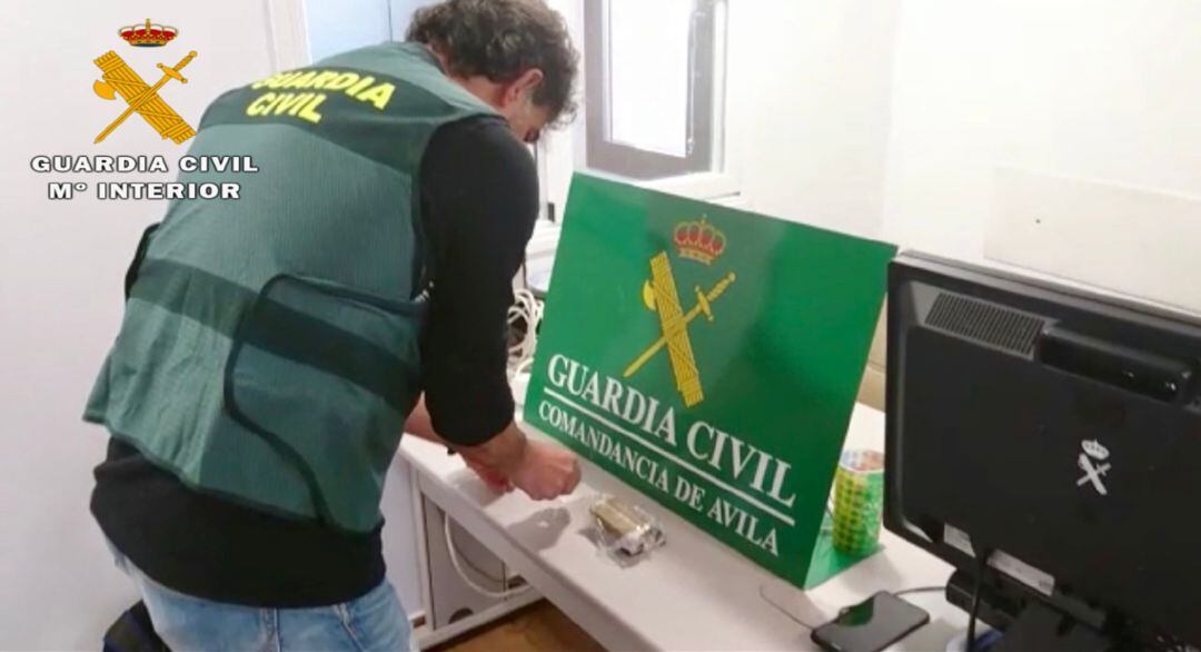 Un agente de la Guardia Civil examina las sustancias incautadas