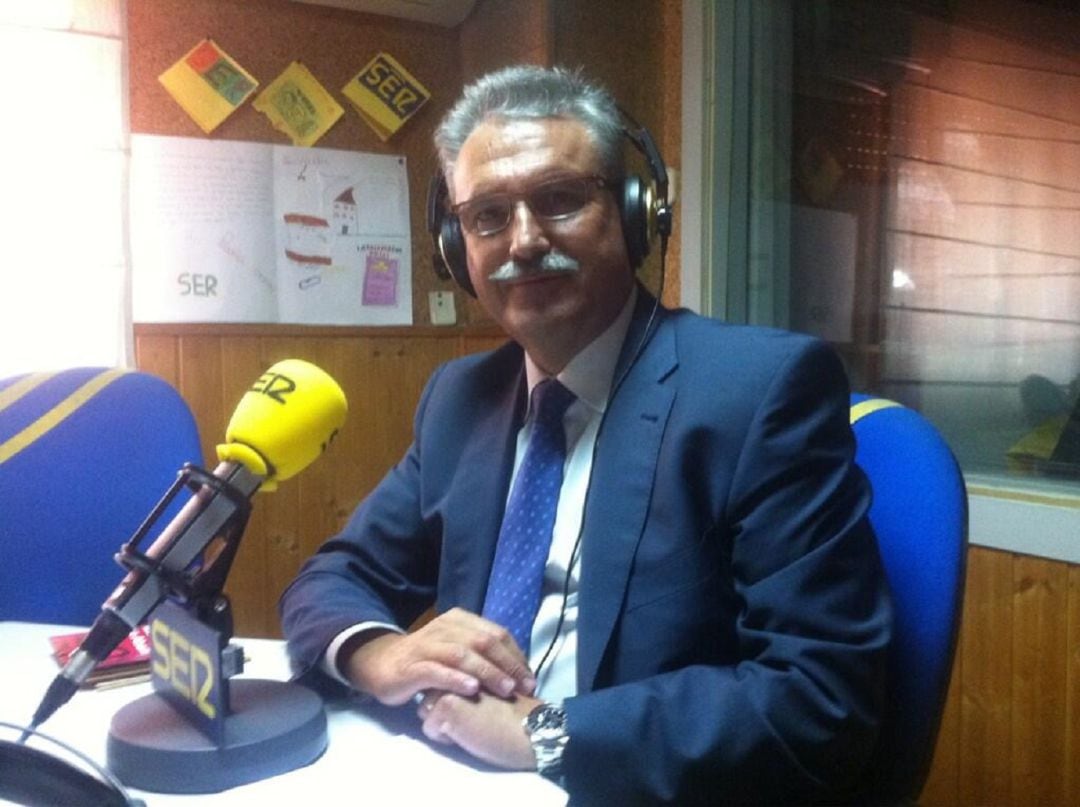 Raúl López en los estudios de SER Henares. 