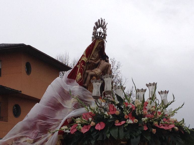 La virgen de las Angustias cubierta con un plástico para proteger el manto de la lluvia