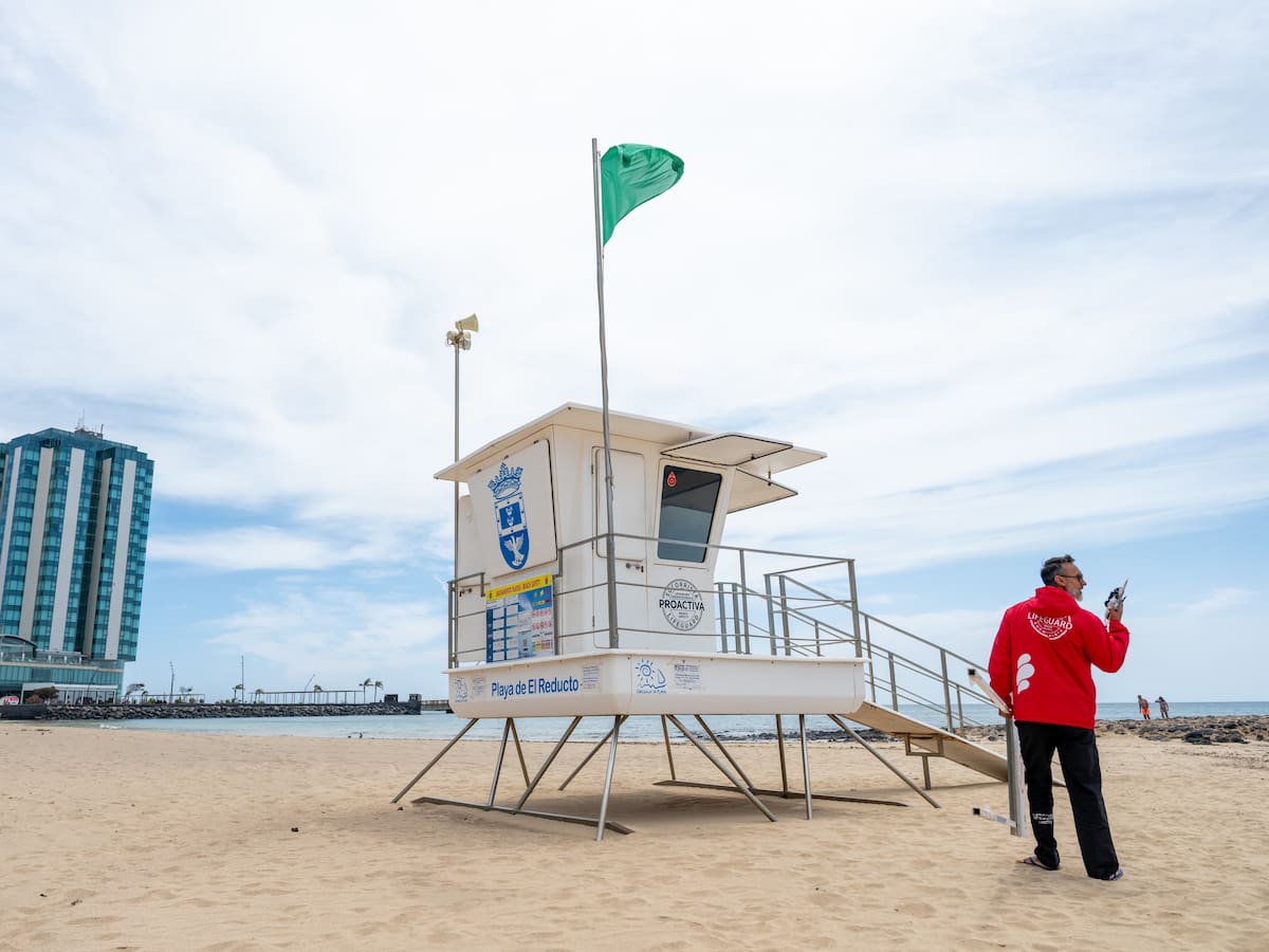 Más de cinco meses y medio después, la Playa del Reducto de Arrecife ya puede levantar la prohibición al baño
