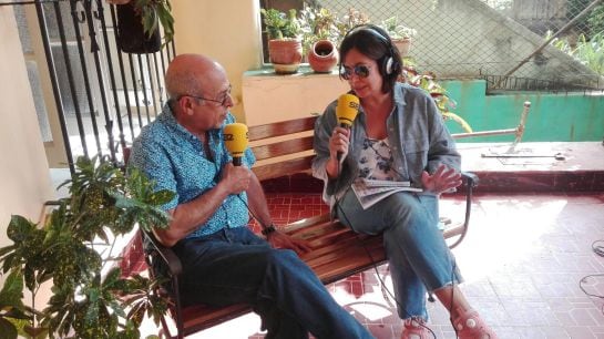 Rafael Hernández, junto a Àngels Barceló durante la entrevista