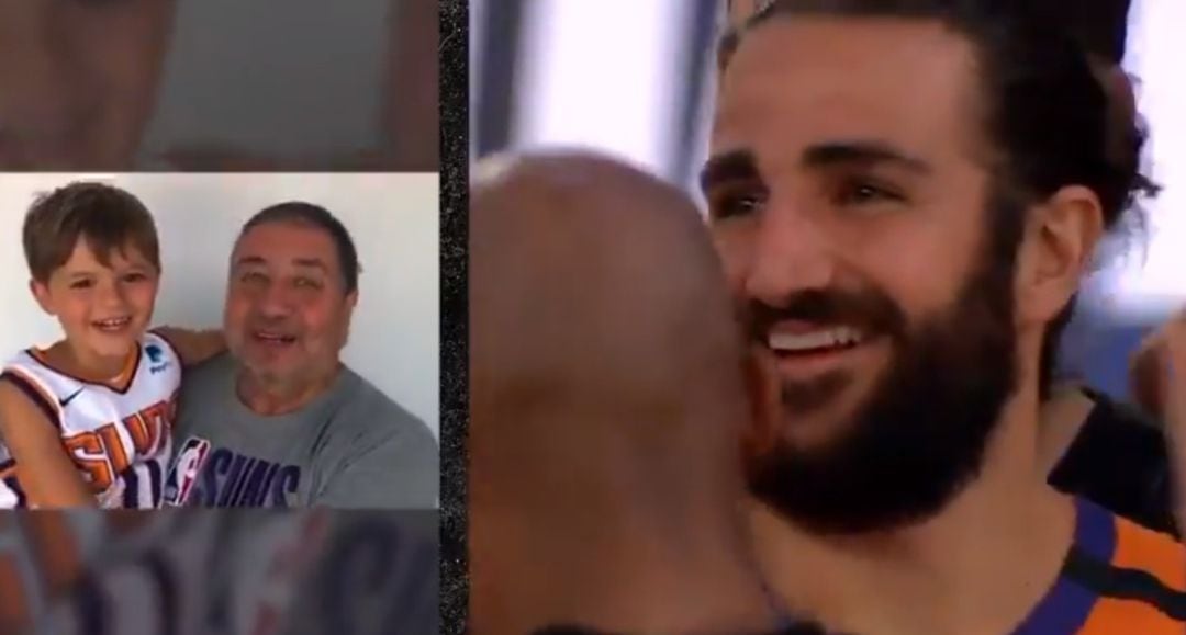 Ricky Rubio reaccionando al vídeo de sus familiares antes del partido contra los 76ers. 