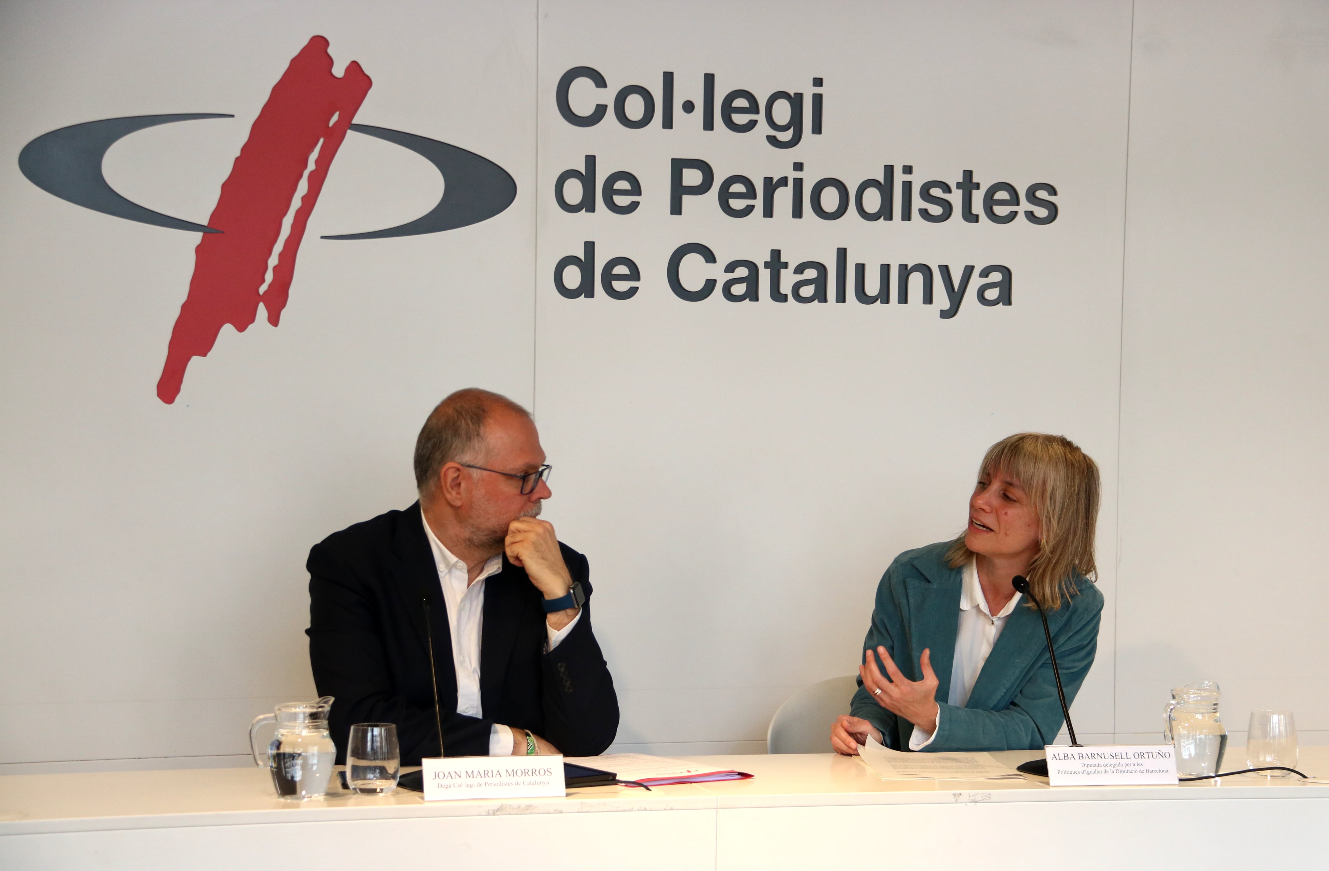 Alba Barnusell, diputada delegada per a les Polítiques d&#039;Igualtat de la Diputació de Barcelona, i Joan Maria Morros, degà del Col·legi de Periodistes (ACN)