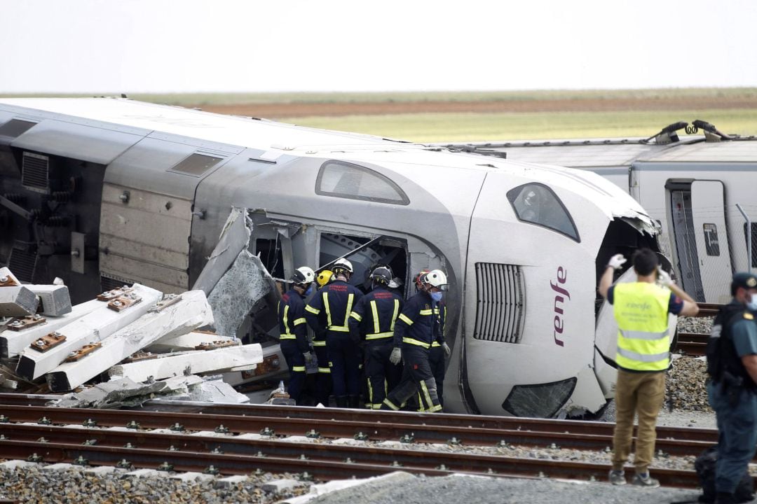 Efectivos sanitarios y de la Guardia Civil acuden al lugar donde la locomotora de un tren Alvia que realiza la ruta Ferrol-Madrid ha descarrilado a su paso por la localidad zamorana de Hiniesta, al arrollar a un vehículo cuyo conductor ha fallecido, mientras que los 155 pasajeros del tren han resultado ilesos, aunque los dos maquinistas están heridos. Montesinos