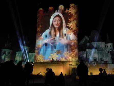 Imagen de la proyección sobre el torreón del Alcázar al comienzo de la cabalgata