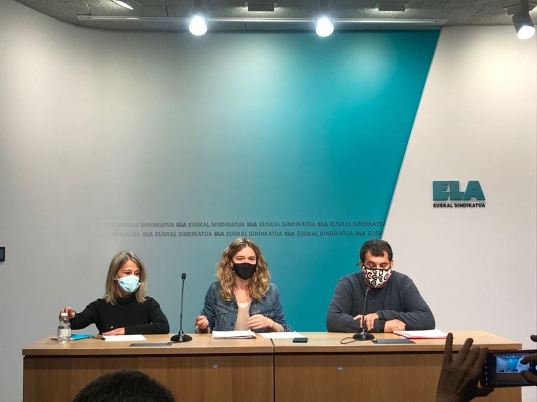 Ana Alonso, representante de la Asociación de Trabajadores de Autoescuelas de Bizkaia; Miren Zubizarreta representante de ELA y Koldo Iturralde representante de CCOO