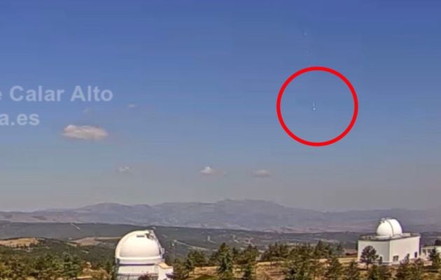 Centro del círculo rojo se puede ver el haz de luz que provocó el meteorito