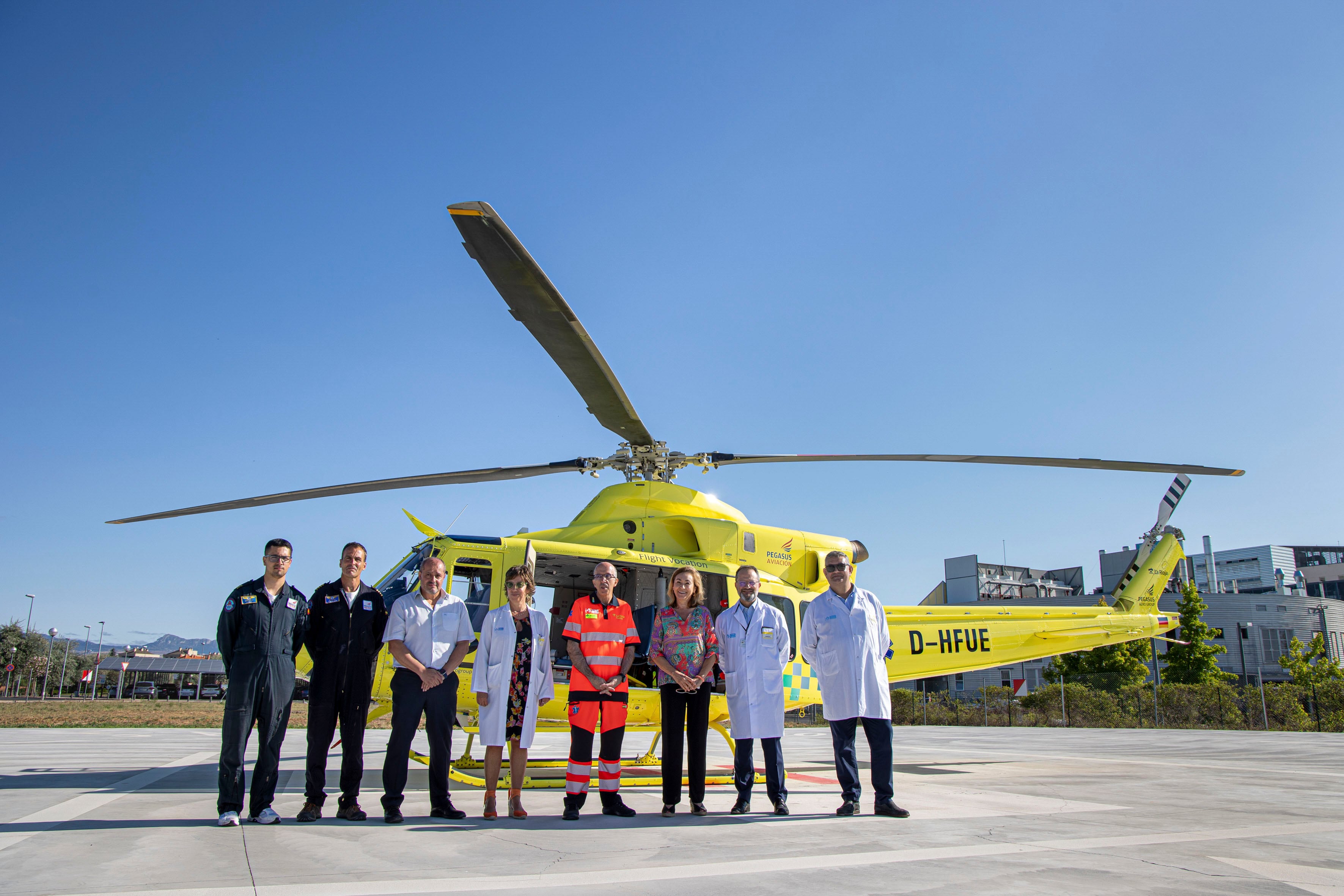 LOGROÑO 25/07/2024.- El helicóptero sanitario Galeno ha atendido 106 emergencias en toda La Rioja en su primer año de actividad, durante el que ha realizado 33 traslados a hospitales ubicados fuera de la comunidad. La consejera de Salud y Política Sociales del Gobierno de La Rioja, María Martín (3d), acompañada por el coordinador del 061, Ignacio Ruiz Azpiazu(4d), y el piloto Tomás Huélamo(2iz), entre otros, han presentado este jueves un balance de este servicio, que comenzó a funcionar el pasado 8 de agosto. EFE / Raquel Manzanares.
