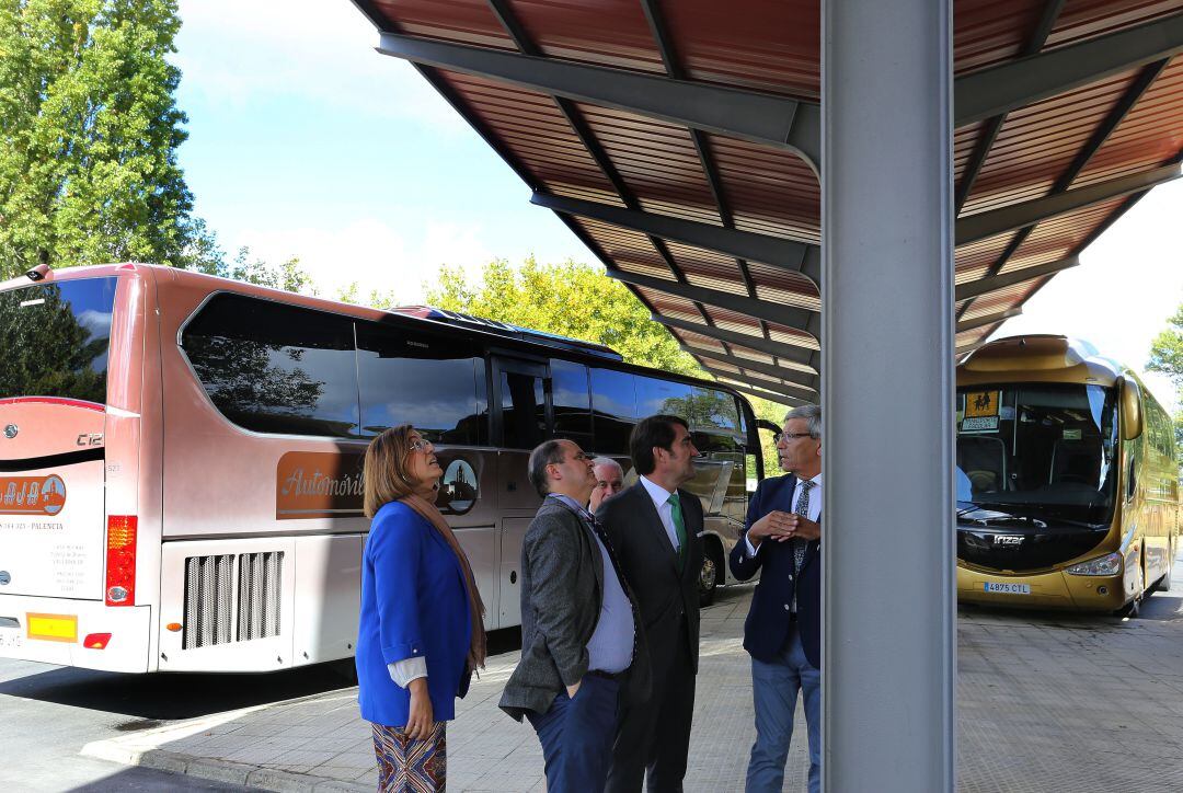 El consejero de Fomento y Medio Ambiente, Juan Carlos Suárez-Quiñones, la presidenta de la Diputación, Ángeles Armsién y el alcalde de Guardo, Juan Jesús Blanco visitan la estación de autobuses de Guardo