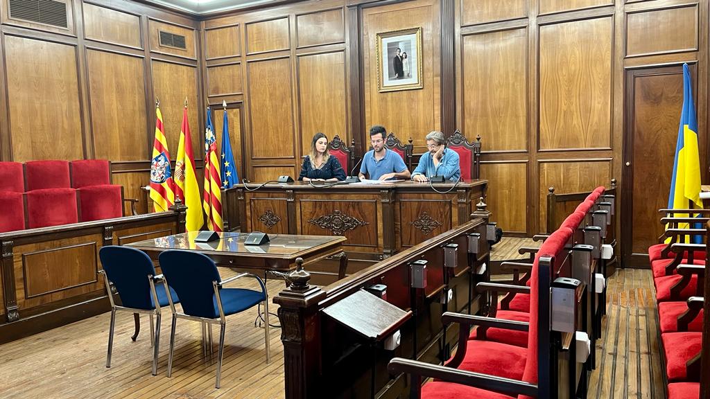 La mesa de edad en la sesión constitutiva de la nueva corporación de la Mancomunitat de l&#039;Alcoià i el Comtat que se ha celebrado en el salón de plenos del Ayuntamiento de Alcoy.