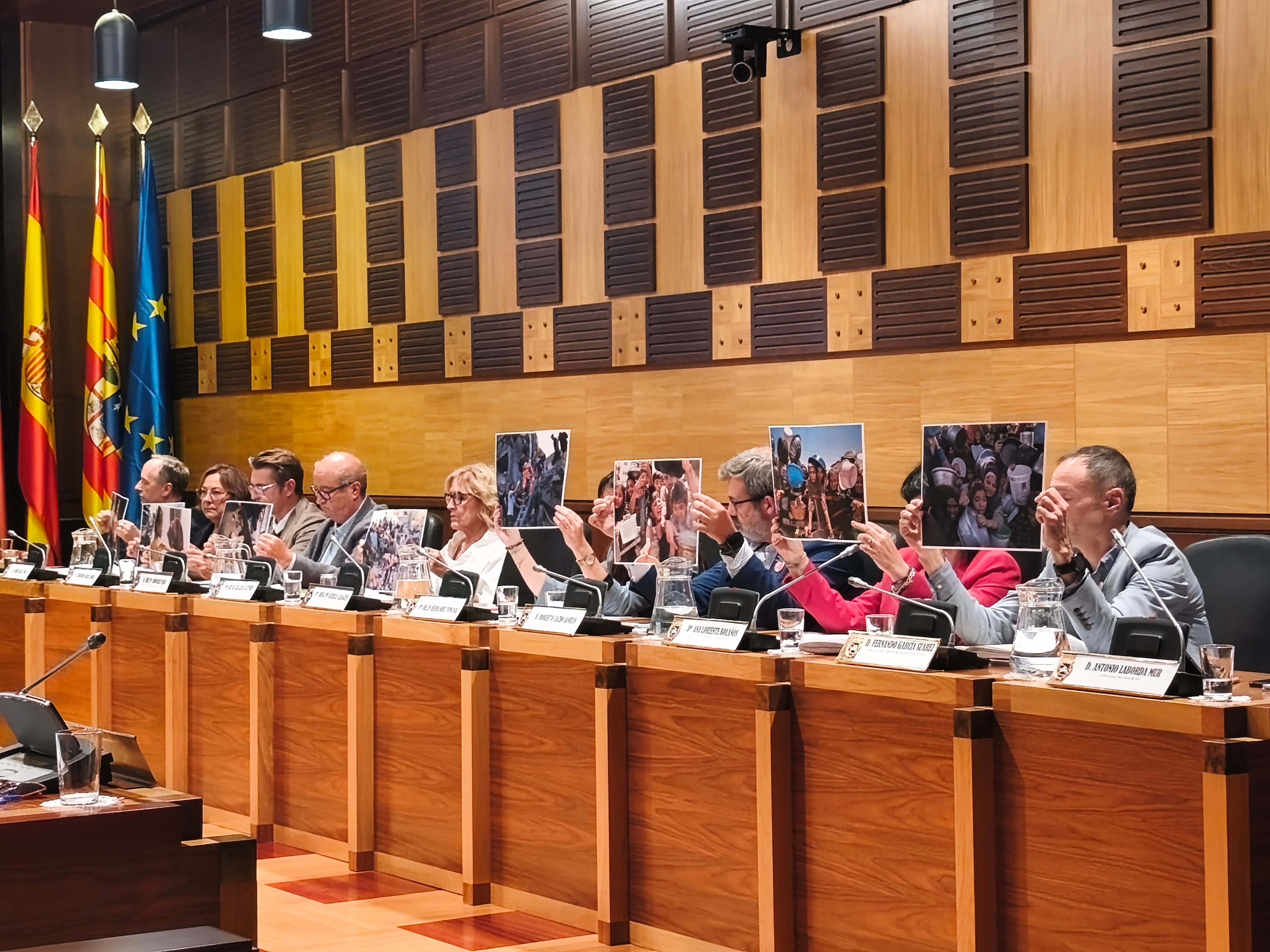 Los concejales socialistas guardaron un minuto de silencio y mostraron fotos de atrocidades de Gaza