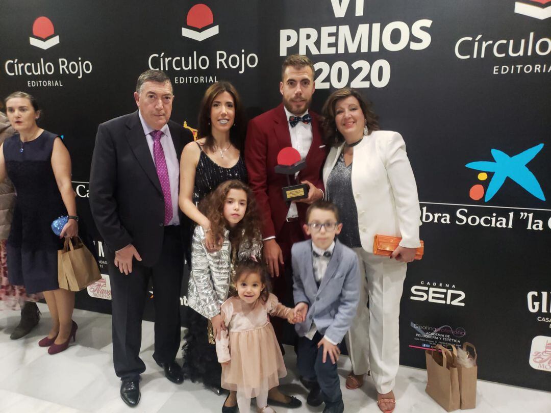 El médico ubetense Juan Toral junto a su familia tras recibir el premio Círculo Rojo