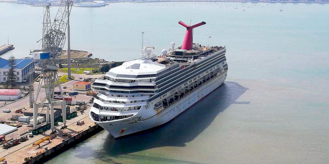 El Carnival Victory, ayer, a su entrada al astillero de Puerto Real