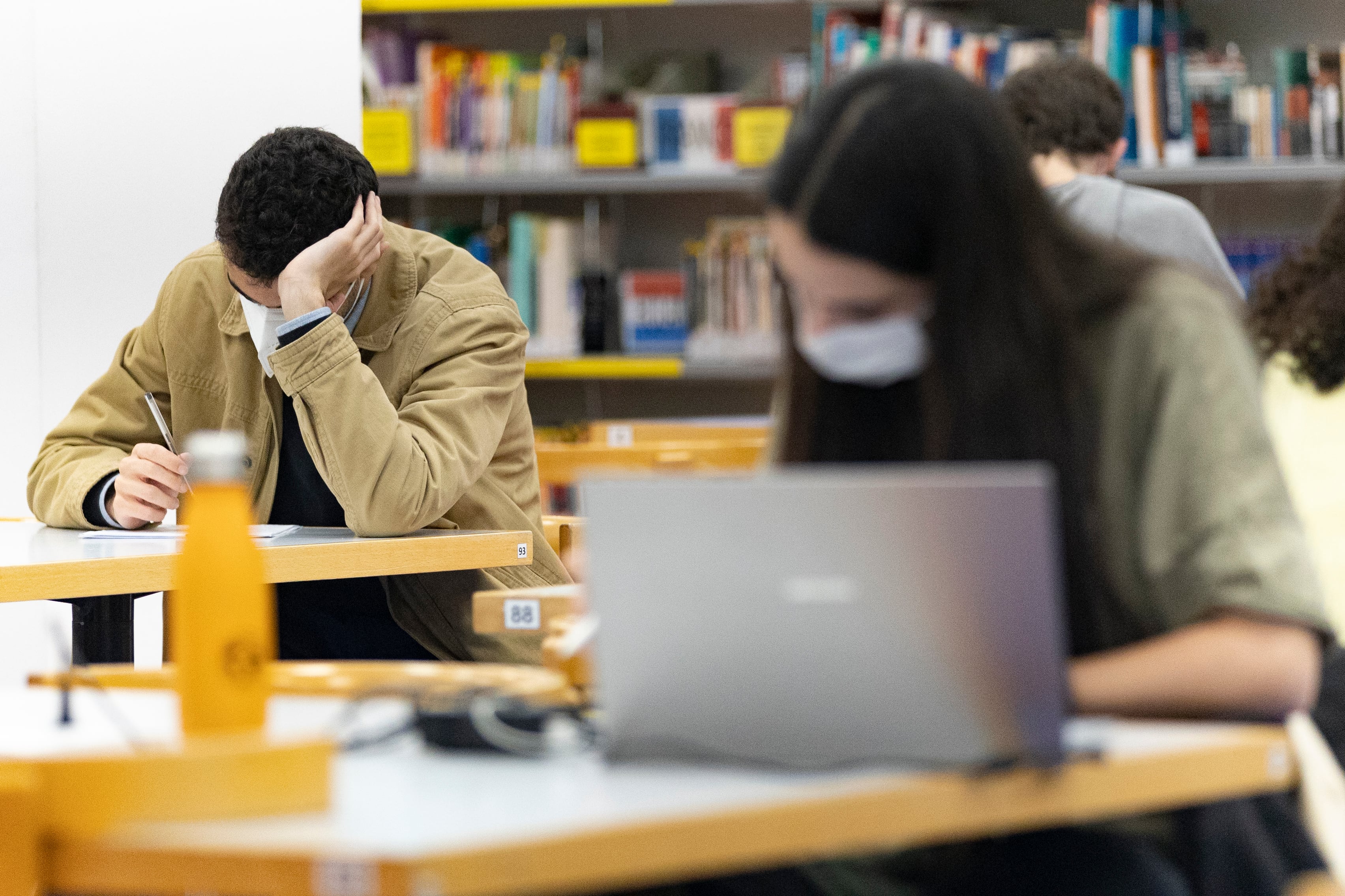 Alumnos estudiando en una biblioteca pública de la Comunidad de Madrid