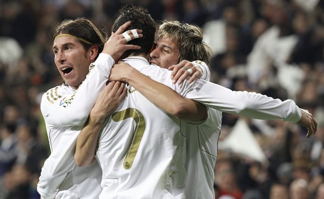 Los jugadores portugueses del Real Madrid, Cristiano Ronaldo, Coentrao y Sergio Ramos, celebran el primer gol del equipo blanco, durante el encuentro correspondiente a la ida de los cuartos de final de la Copa del Rey, que les enfrenta esta noche al F. C.