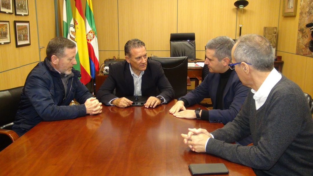 Reunión entre representantes municipales y de la Delegación de Educación.