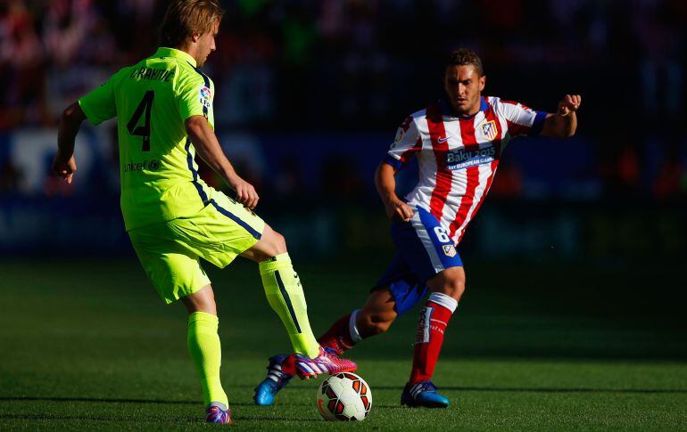 Rakitic y Koke, en el Atlético - Barcelona de la temporada 2014-15.