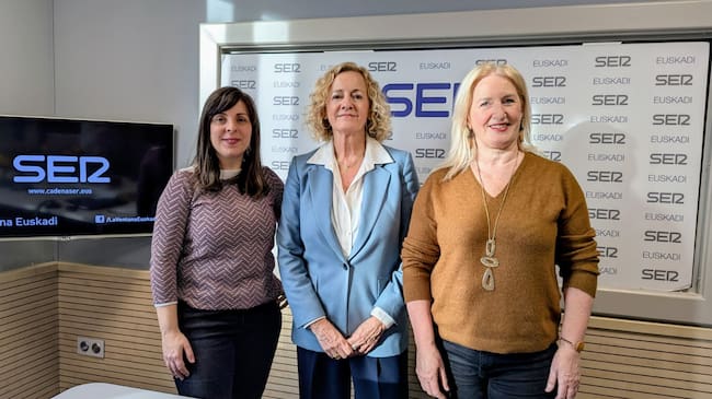 Arantza Acha, directota de UN Etxea, Begoña Marañón, directora regional de la Cadena SER en Euskadi, y Nieves Fernández, presidenta de UN Etxea.