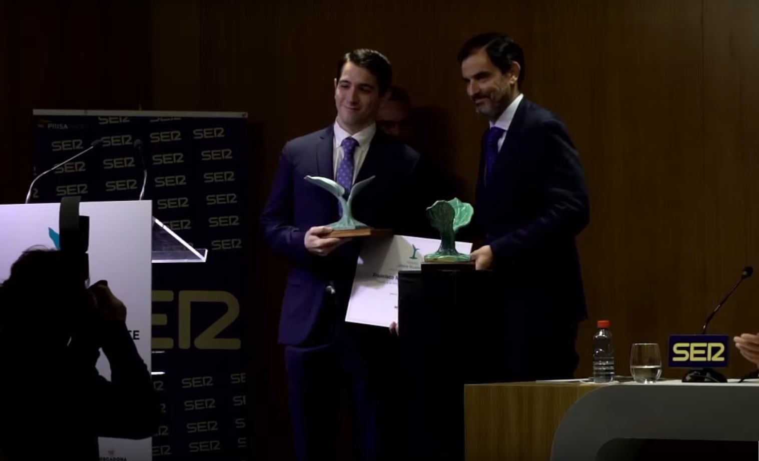 Recoge el premio de manos de Jorge Romero, director de RREE de Mercadona en Andalucía