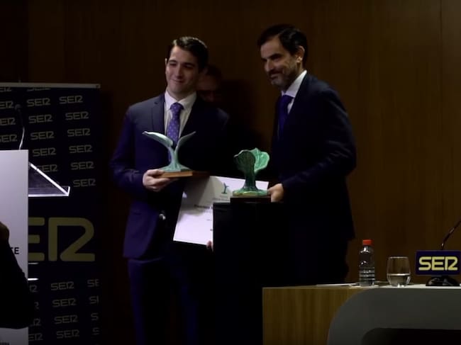 Recoge el premio de manos de Jorge Romero, director de RREE de Mercadona en Andalucía