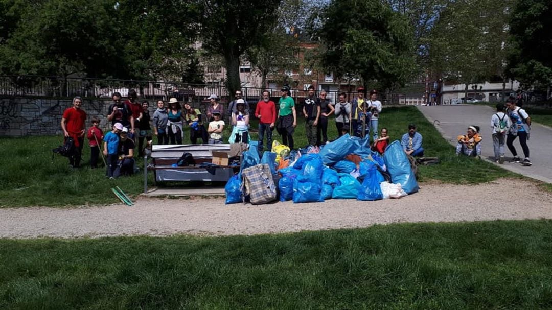 Recogida de basura en el entorno del río Sil 