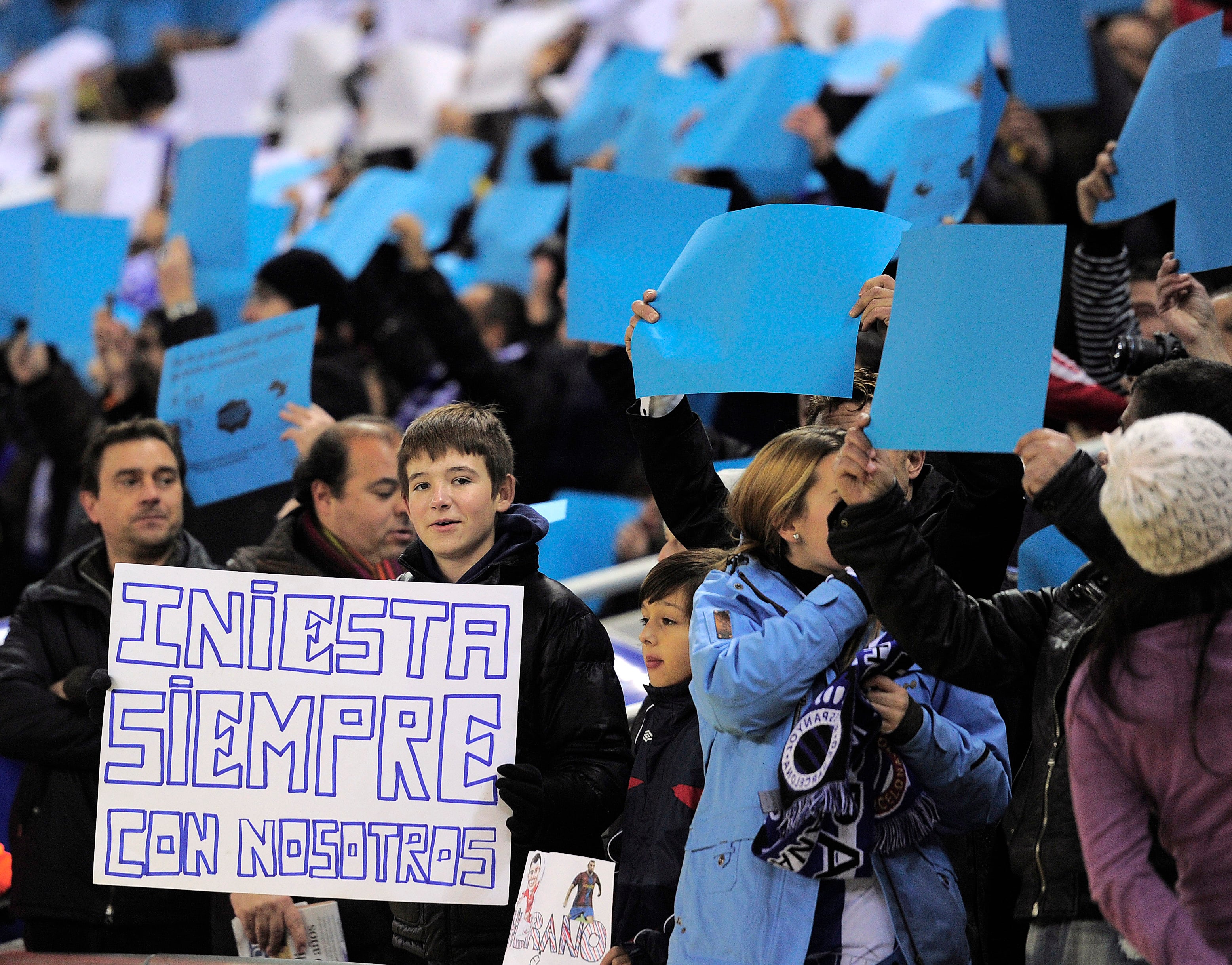 Pancarta a favor de Iniesta en el estadio del RCD Espanyol.