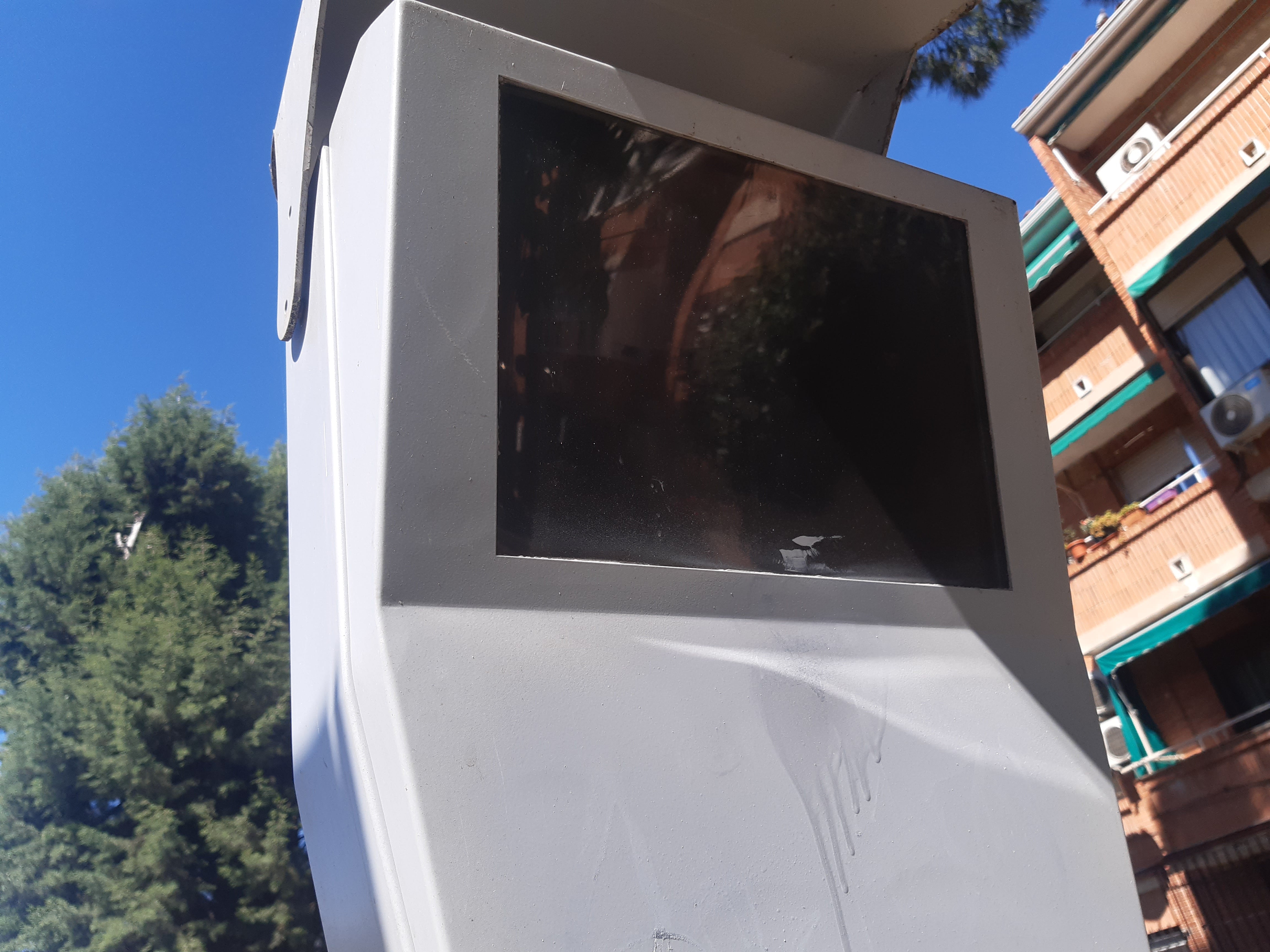 Pantalla apagada en una parada del barrio del Polígono de Toledo