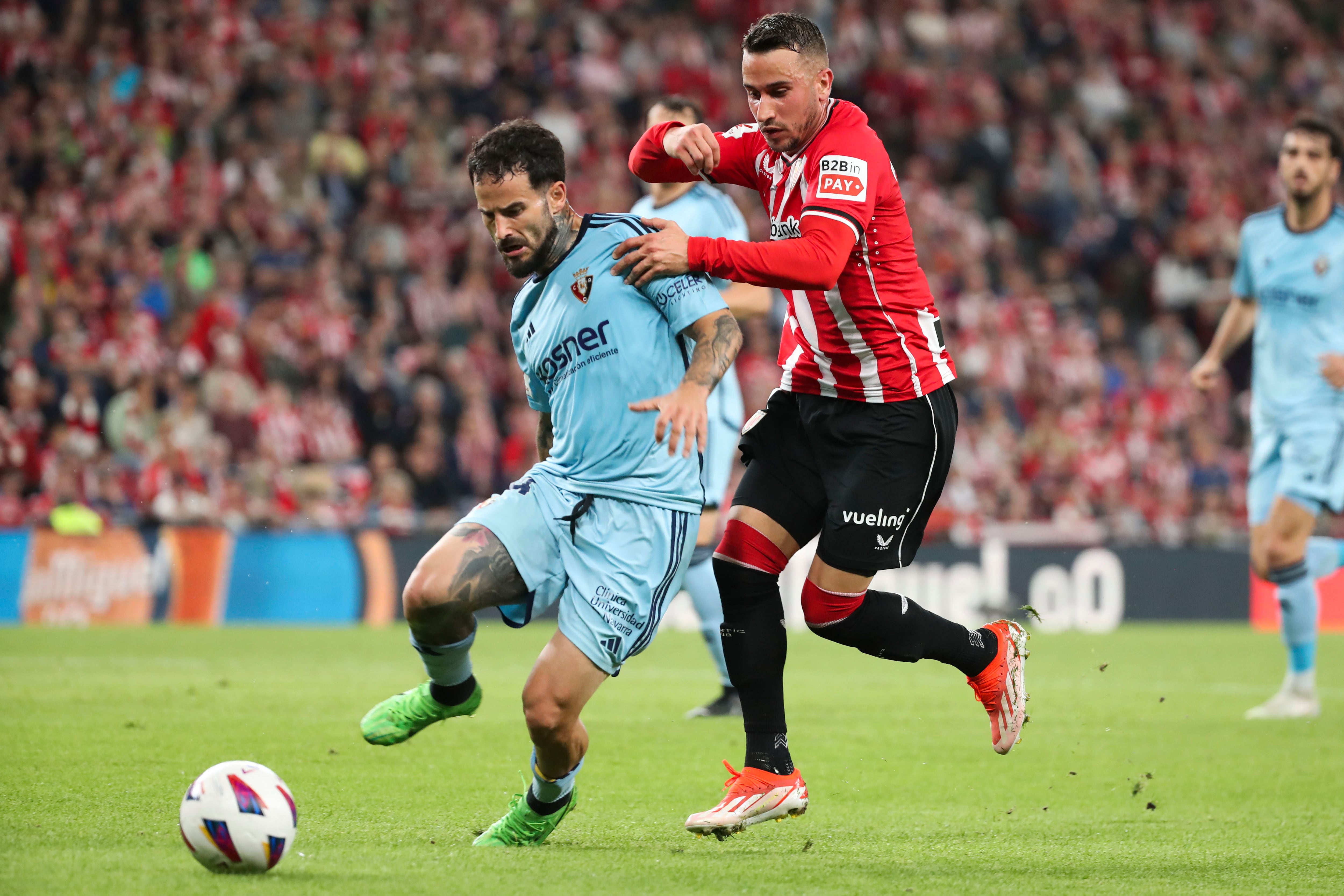 Berenguer pelea un balón con Rubén García, de Osasuna durante el partido de la temporada pasada