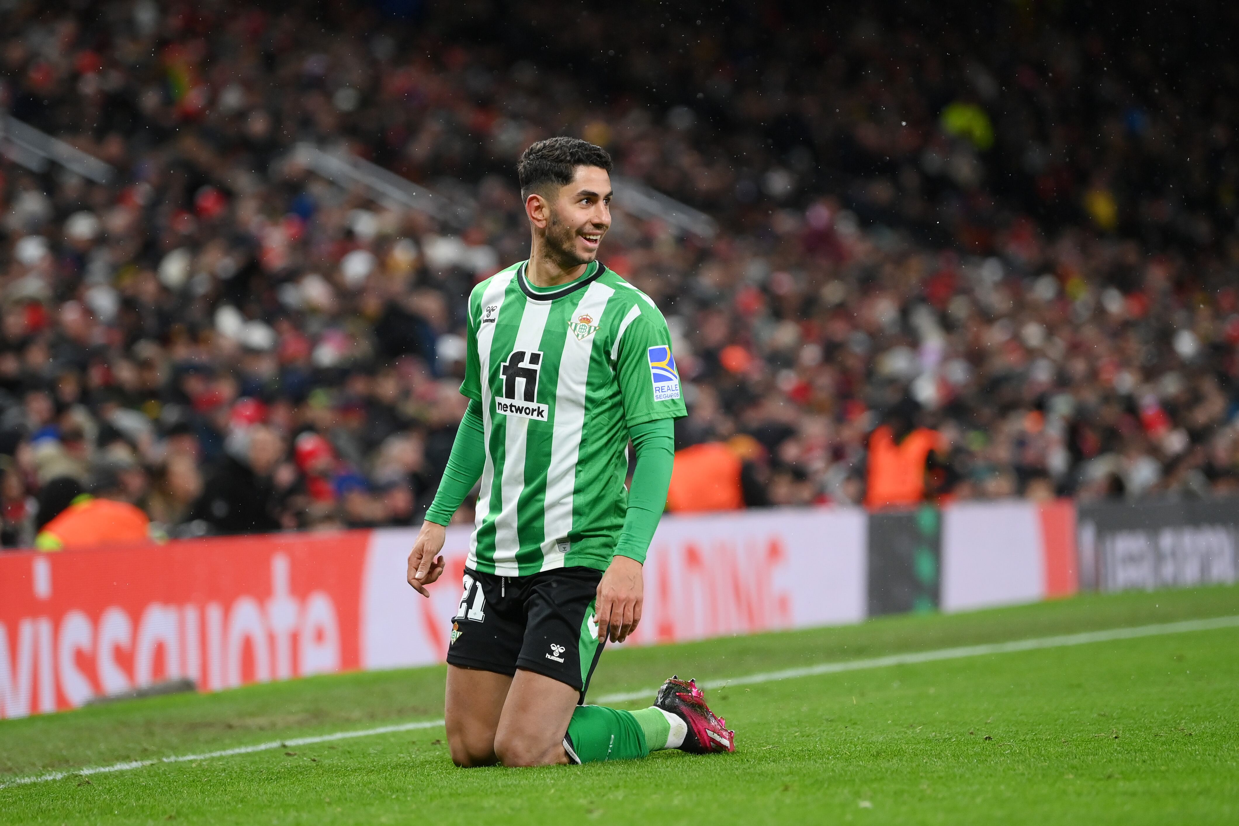 MANCHESTER, ENGLAND - MARCH 09: Ayoze Perez of Real Betis celebrates after scoring the team&#039;s first goal during the UEFA Europa League round of 16 leg one match between Manchester United and Real Betis at Old Trafford on March 09, 2023 in Manchester, England. (Photo by Shaun Botterill/Getty Images)